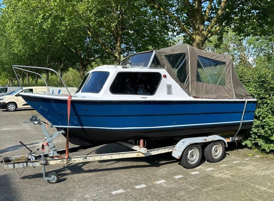 Vernieuwde kajuit boot 40PK met trailer