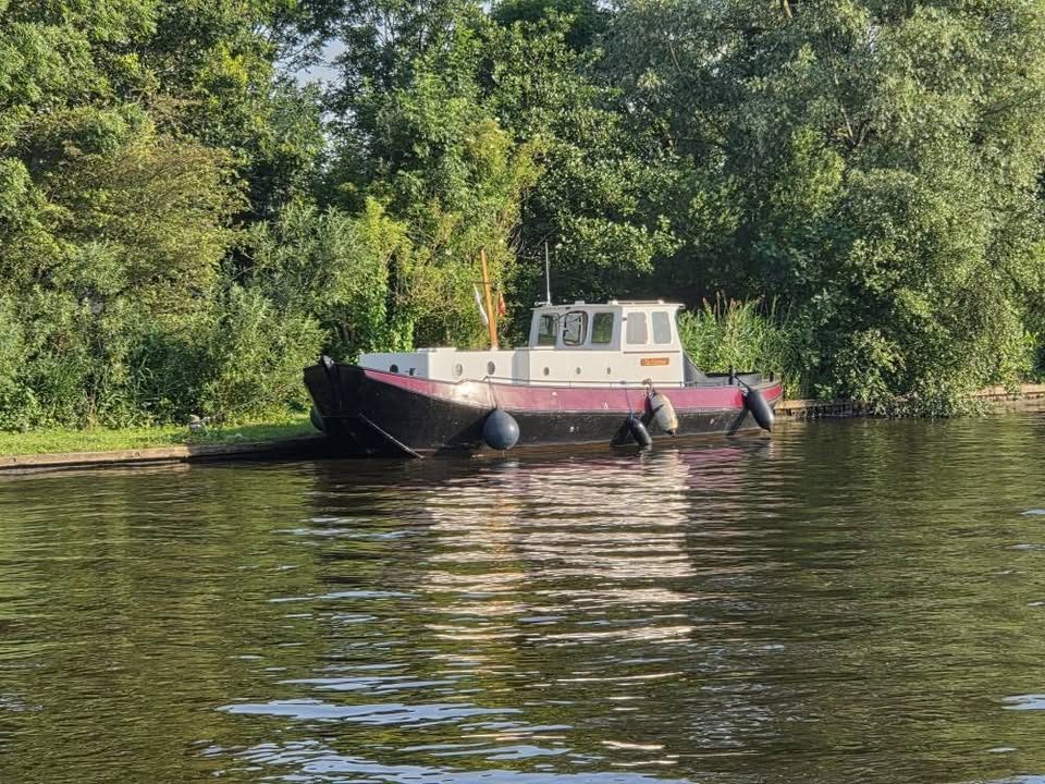 Schouw, woonschip, motorboot, woonboot, vakantieschip, zeeschouw, ex werkschip