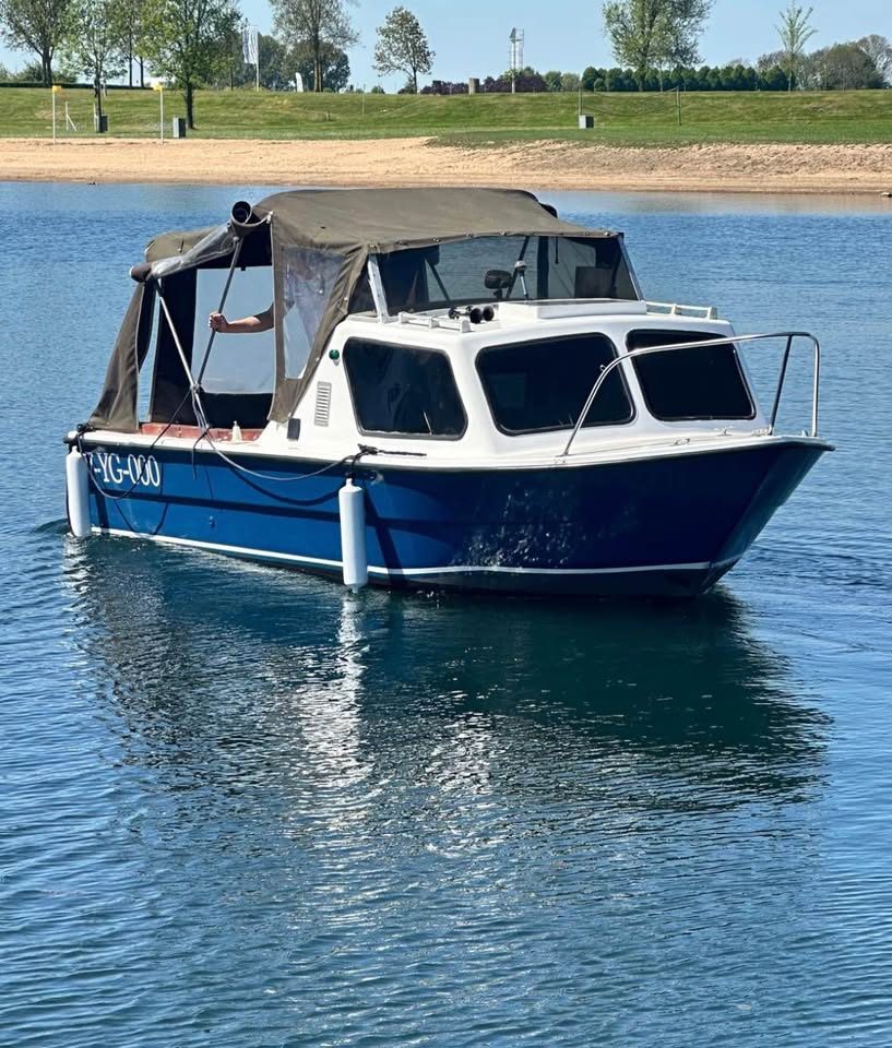Vernieuwde kajuit boot met trailer