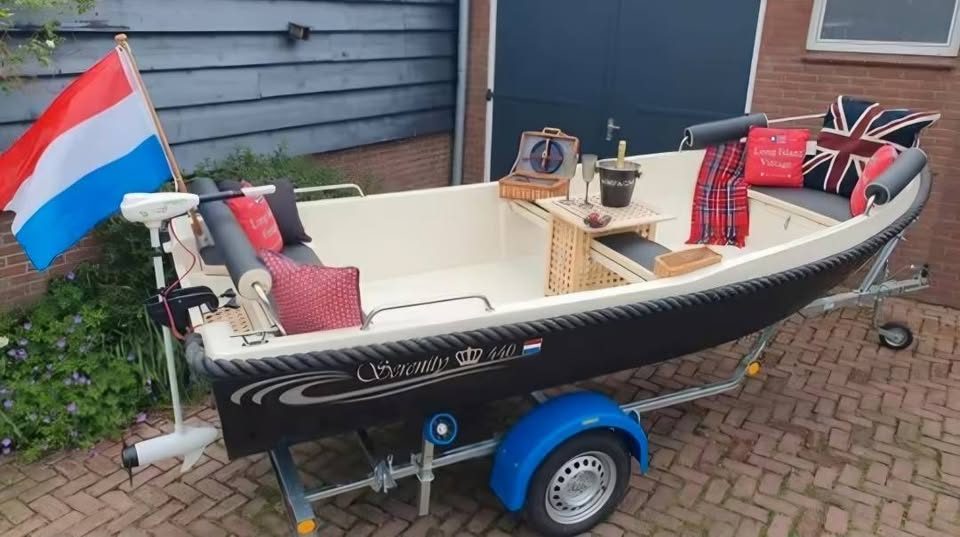 Serenity 440 sloep incl trailer en fluistermotor en vele accessoires