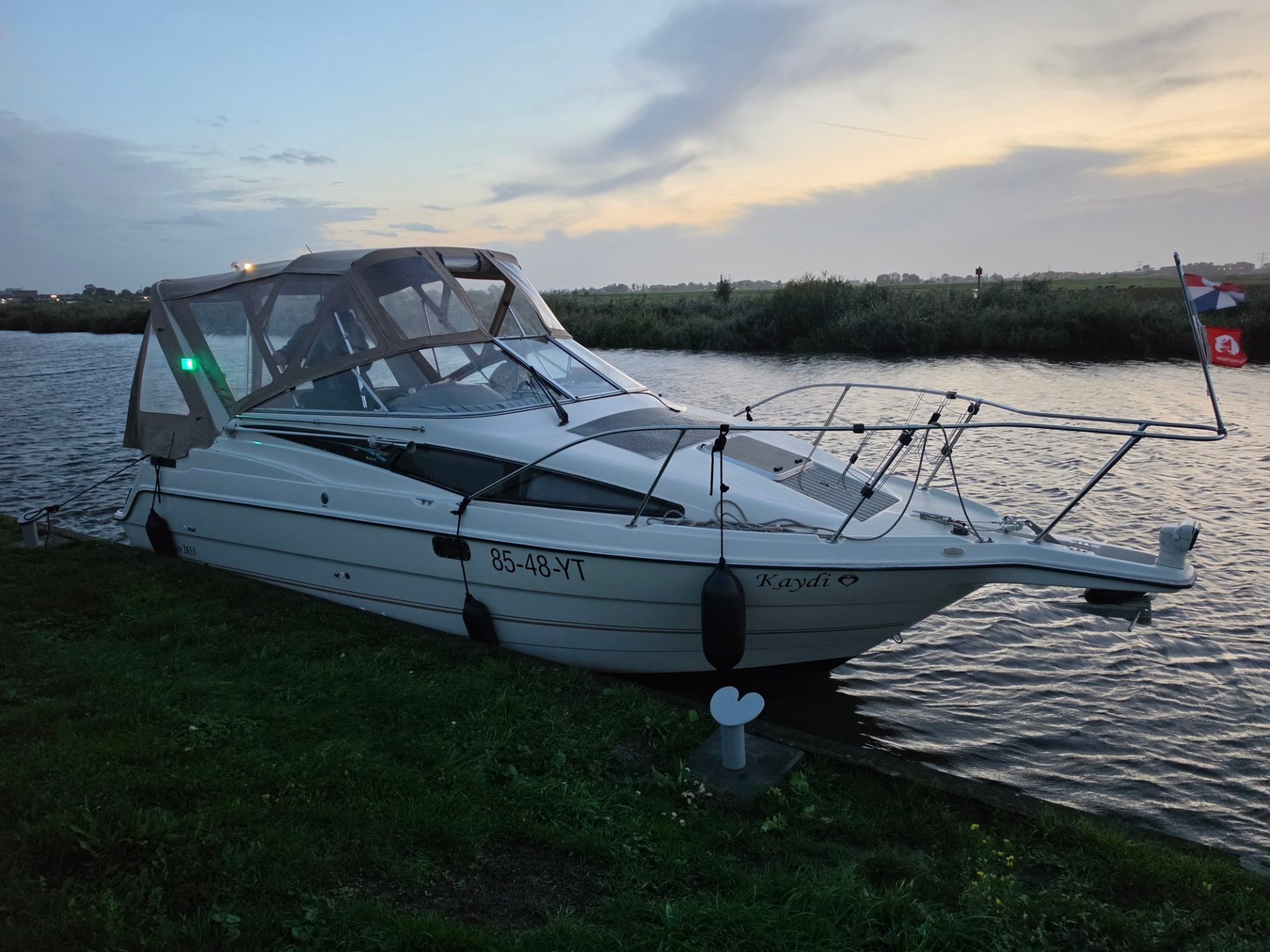 Mooie Bayliner met een krachtige V8 5.0 motor. De boot is 8.50 meter lang en 2.50 meter breed